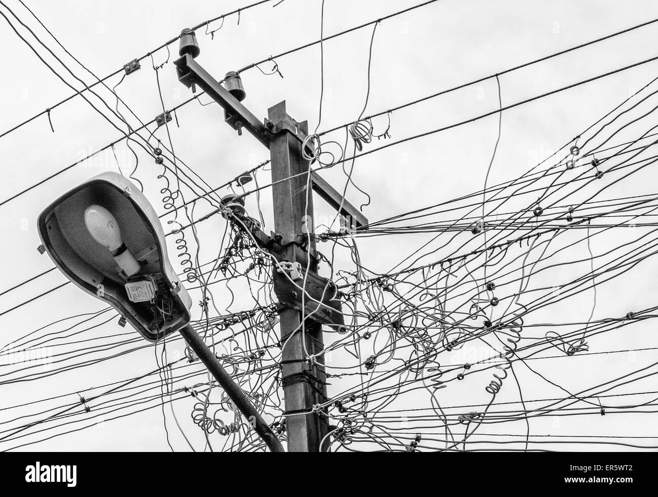 Ein Durcheinander von Telefon und elektrische Leitungen, Madurai, Indien Stockfoto