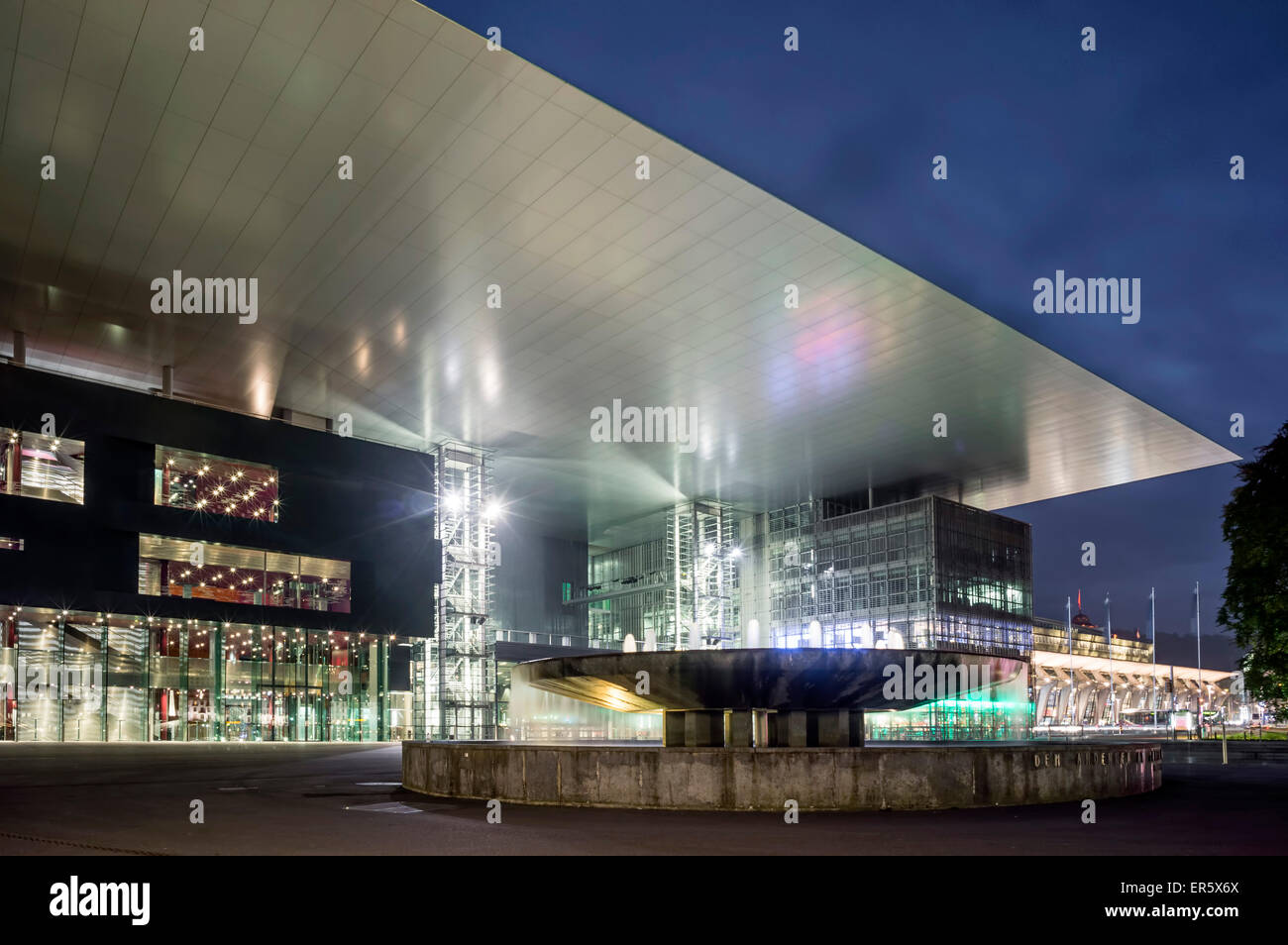 Beleuchteten Brunnen und KKL, Kultur- und Kongresszentrum Zentrum von Luzern am Europaplatz in den Abend, Architekt Jean Nouvel, Lucer Stockfoto