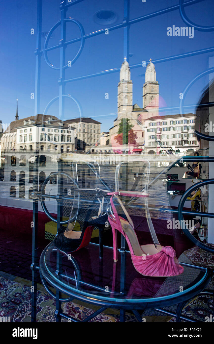 Christian Louboutin Schaufenster, Reflexion der Grossmünster Kirche im  Fenster, Zürich, Schweiz Stockfotografie - Alamy