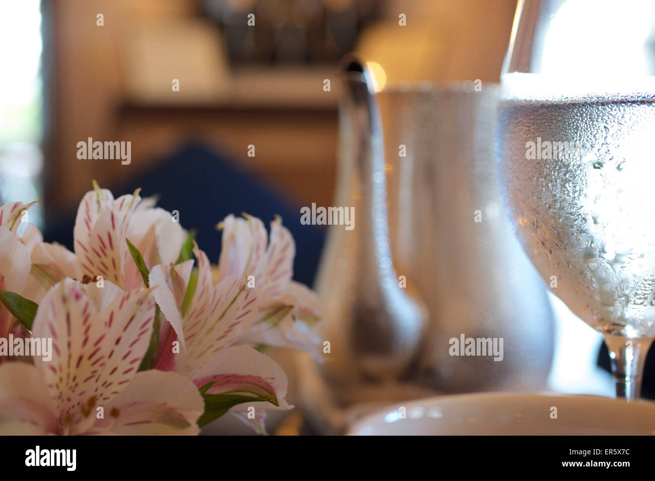 Kondensation auf ein Glas Wasser, Teekanne und Blume blüht, High Tea im Luxus 5 Sterne Hotel Amangalle, Galle, Südwesten Sri Lan Stockfoto