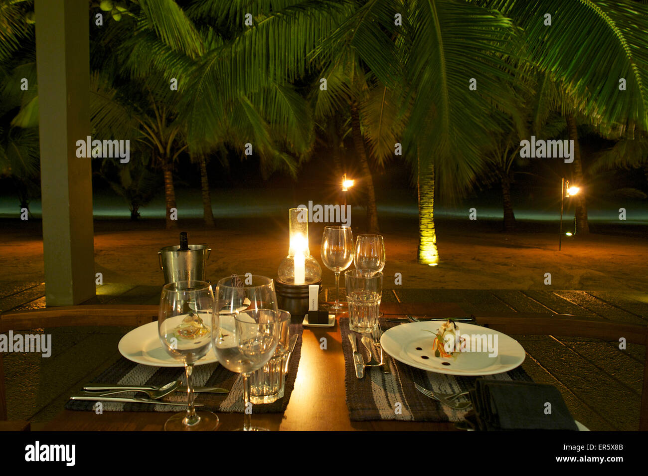 Candlelight-Dinner am Strand mit Palmen im Hotel Jetwing Blue, Negombo, Sri Lanka Stockfoto
