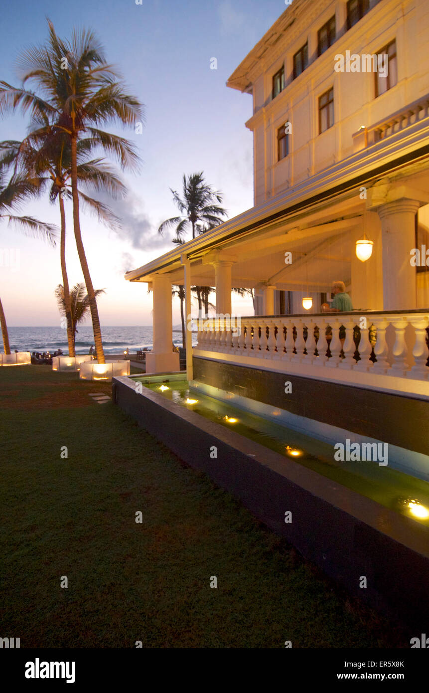 Veranda und Blick aufs Meer im Galle Face Hotel, Colombo, Sri Lanka Stockfoto