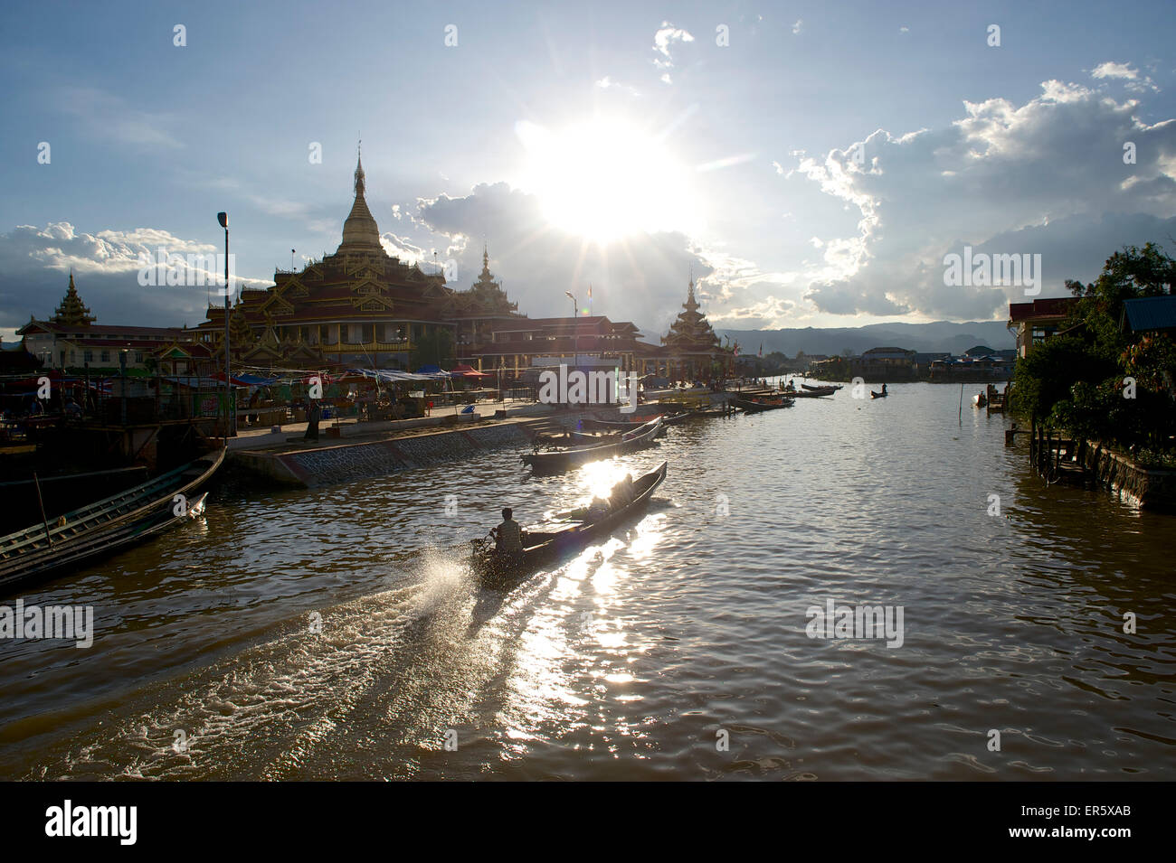 Boote bei Phaung Daw U Pagode, Inle-See, Shan Staat, Birma, Myanmar Stockfoto