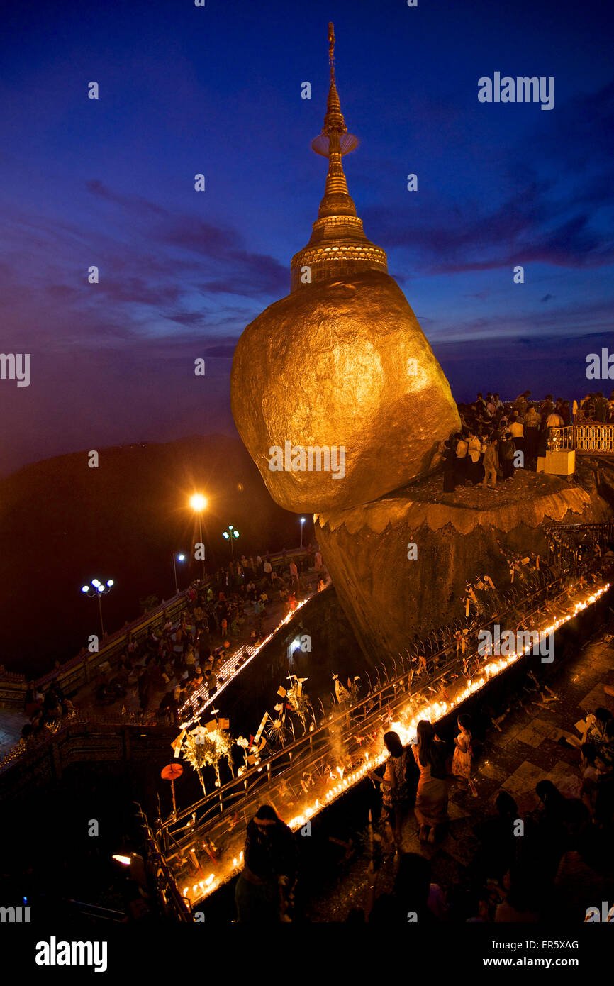 Buddhistische Pilger an der Goldene Felsen, der November-Vollmond Tazaungdaing, Kyaiktiyo, Mon State in Myanmar zu feiern Stockfoto