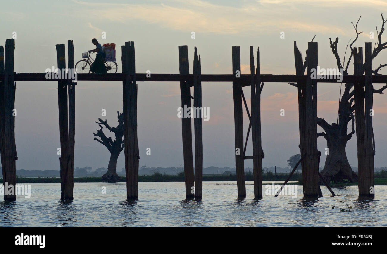 Anbieter mit Fahrrad auf U Bein Brücke, 1, 2 km lange Holzbrücke, Amarapura in der Nähe von Mandalay, Birma, Myanmar Stockfoto