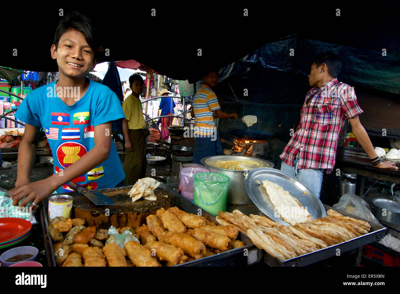 Essensstände auf dem Markt in Taunggyi, Shan State in Myanmar Burma Stockfoto