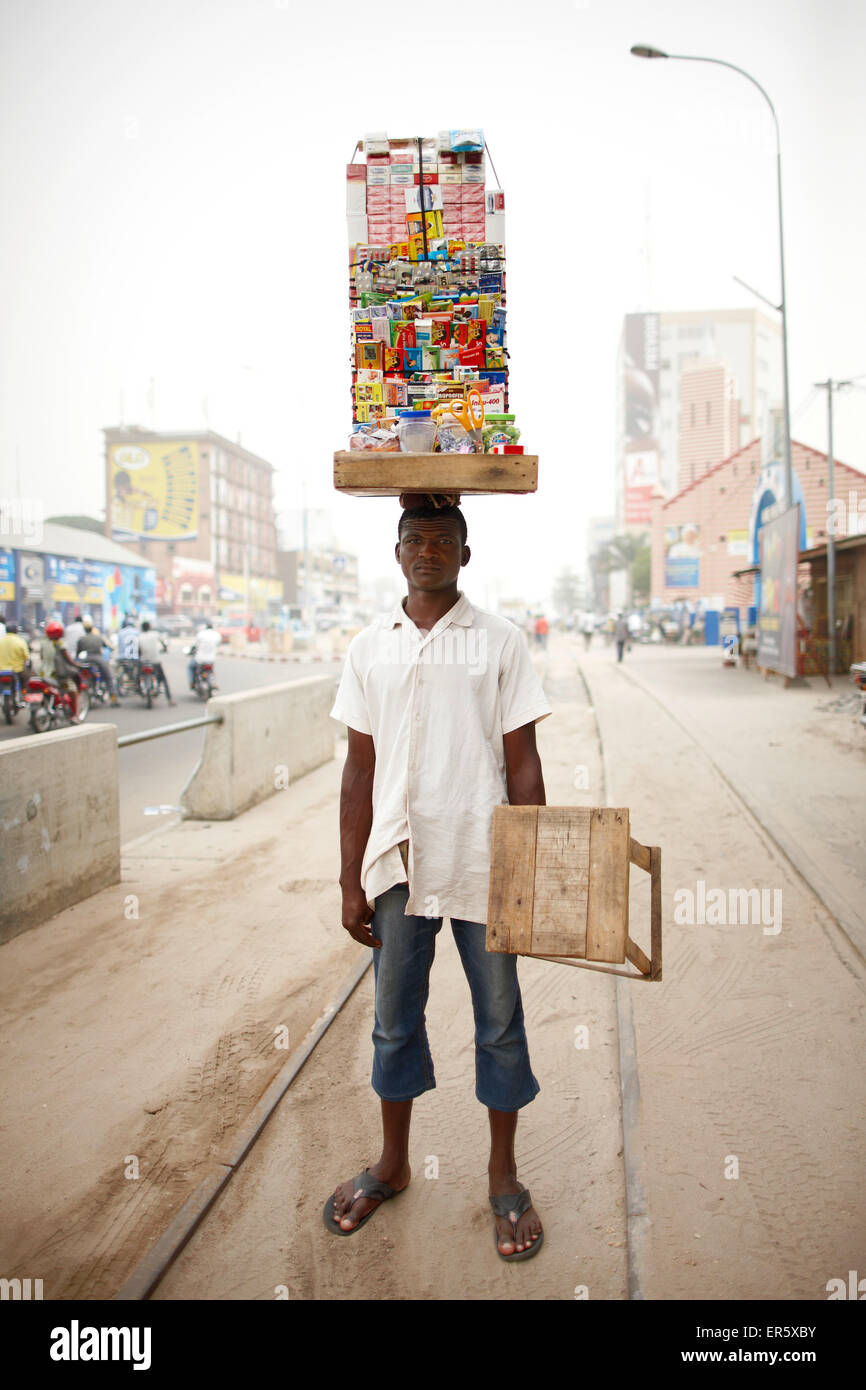 Händler mit einem mobilen Kiosk, Ganxi, Cotonou, Benin Stockfoto