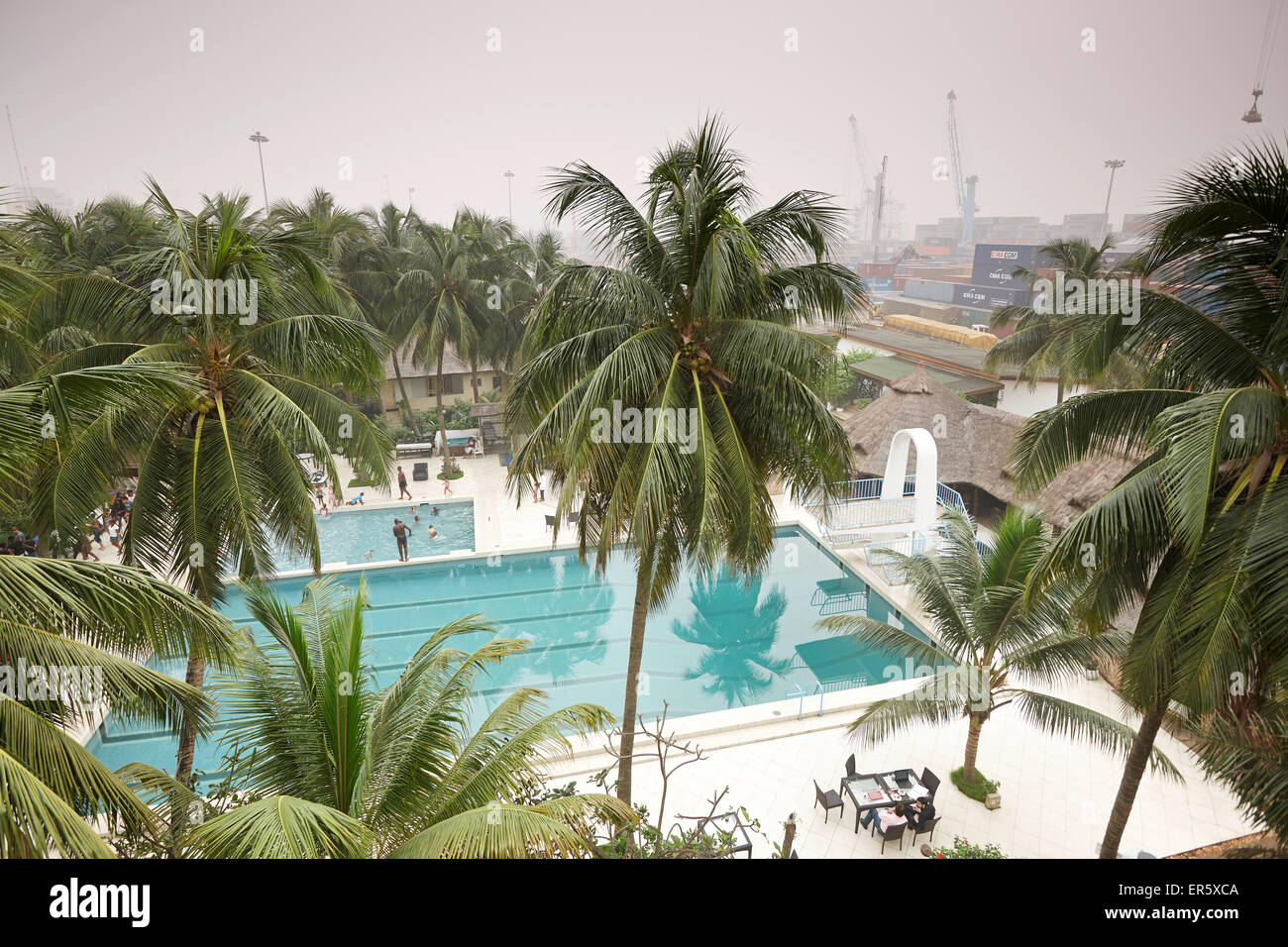 Swimming Pool eines Hotels, Abfahrtshafen im Hintergrund, Cotonou, Benin Stockfoto