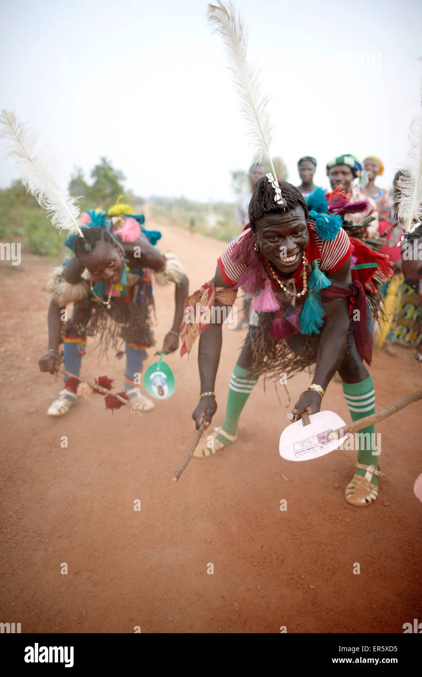 Togoischen Familie tanzen und feiern auf der Straße, Taneka-Beri, Benin Stockfoto