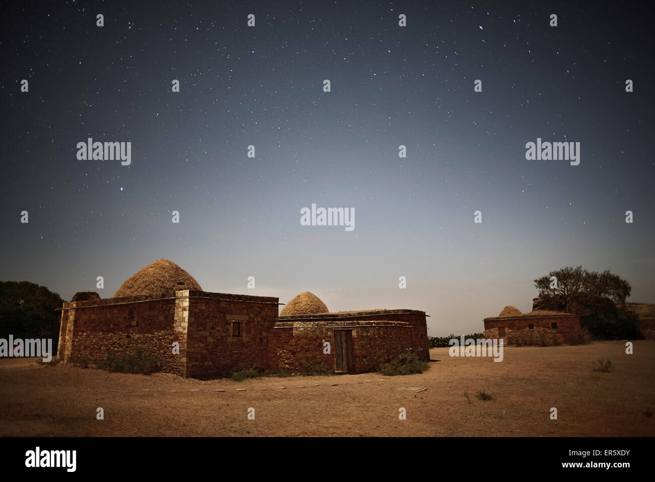 Bungalows unter Sternenhimmel, Hawzien, Tigray Region, Äthiopien Stockfoto