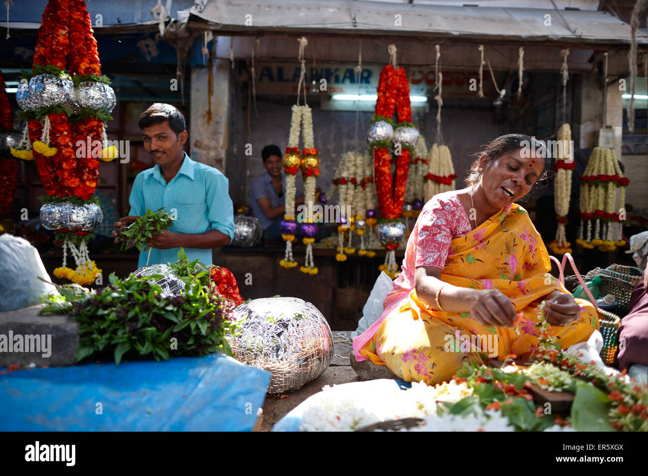 Frau Bespannung Blumengirlande, Devaraja Markt, Mysore, Karnataka, Indien Stockfoto