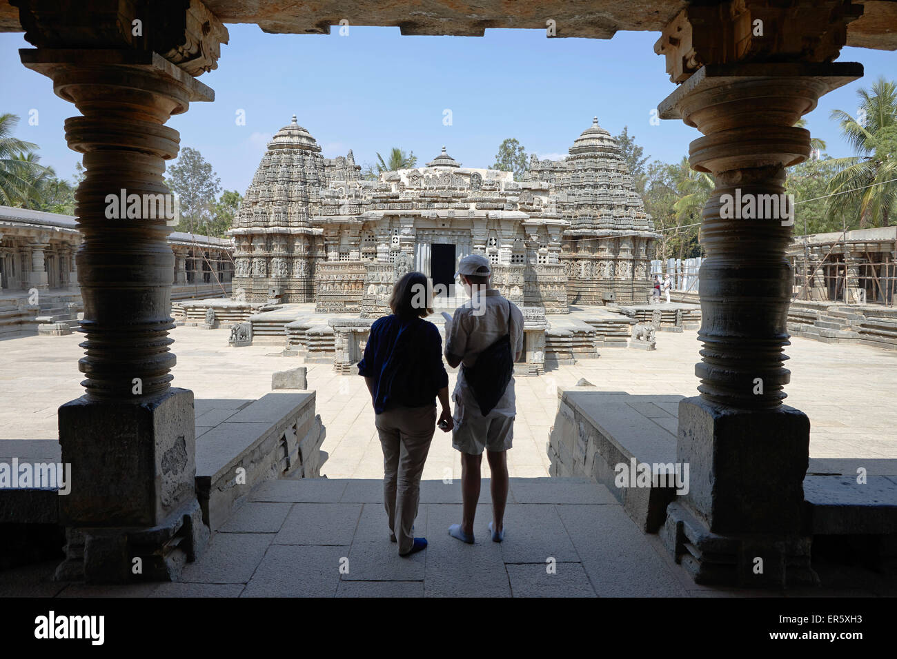 Paar Besuch Chennakesava Tempel, Somanathapura, Karnataka, Indien Stockfoto