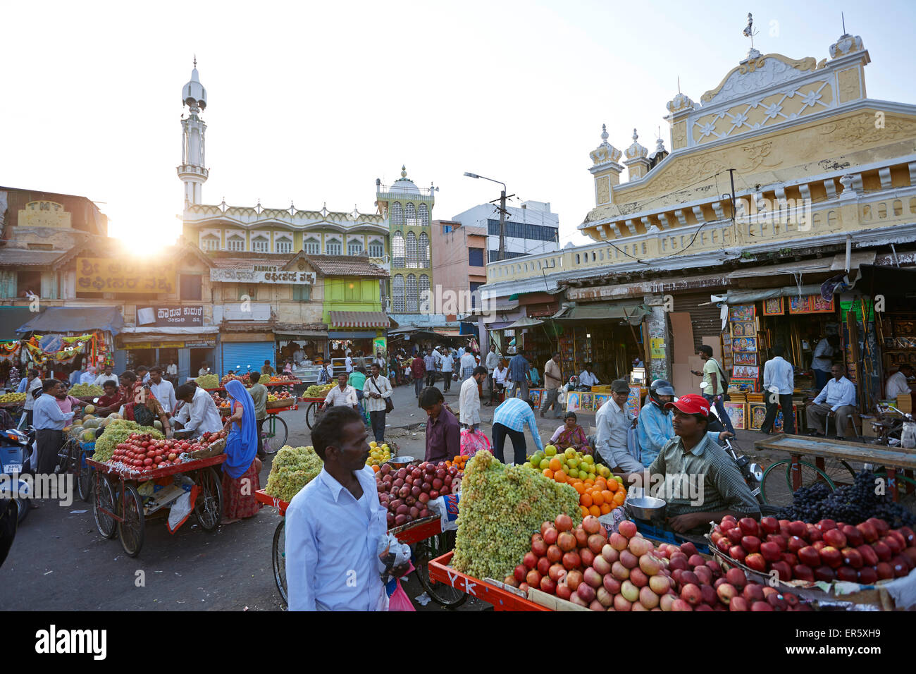 Mobilen Obst-Verkäufer bei Devaraja Markt, Moschee im Hintergrund, Mysore, Karnataka, Indien Stockfoto