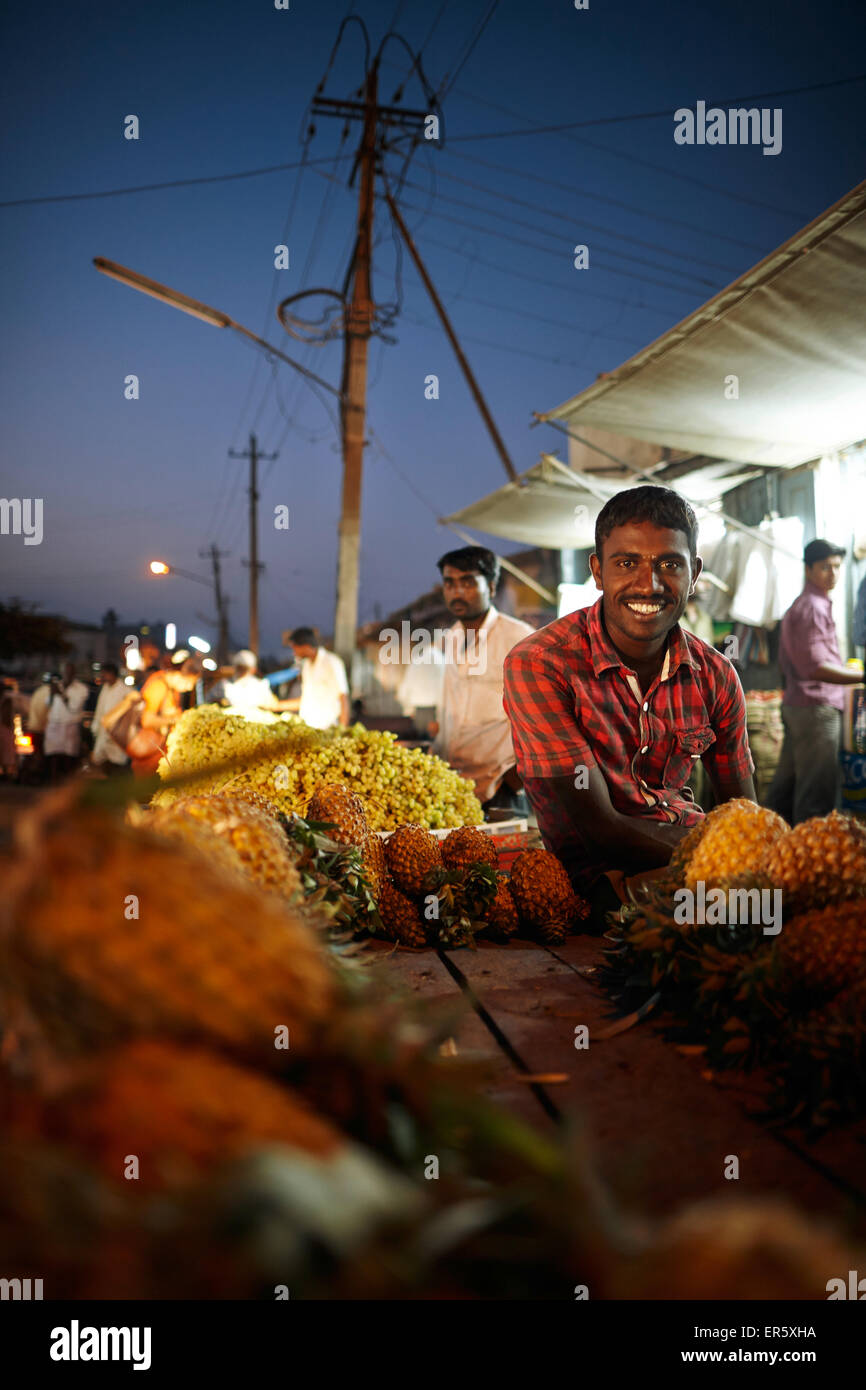 Obst-Verkäufer bei Devaraja Markt, Mysore, Karnataka, Indien Stockfoto