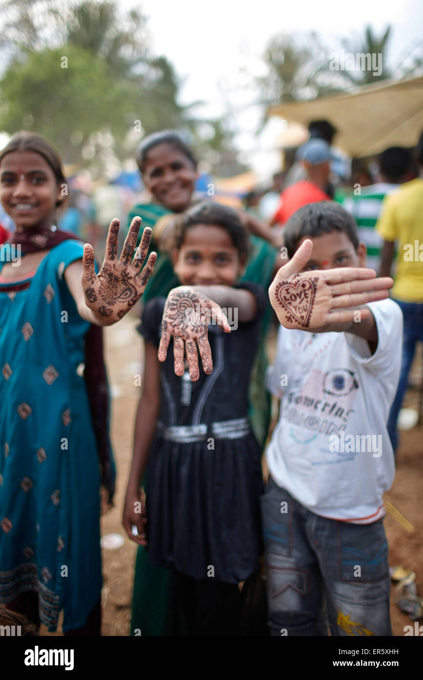 Kinder mit Henna bemalt Hände, Angadehalli Belur, Karnataka, Indien Stockfoto