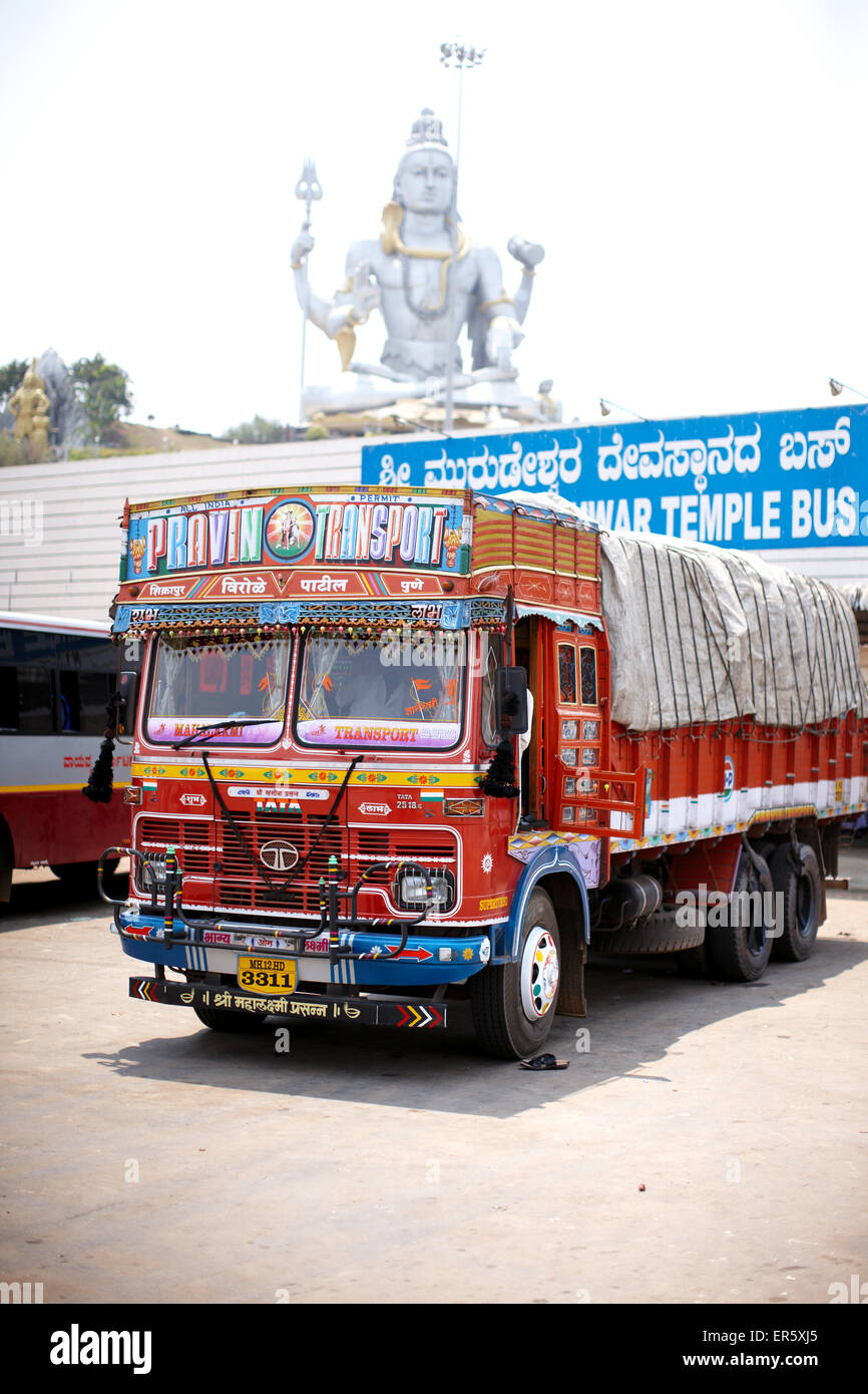 Tata LKW, Murudeshwara Tempel, Murudeshwara, Karnataka, Indien Stockfoto