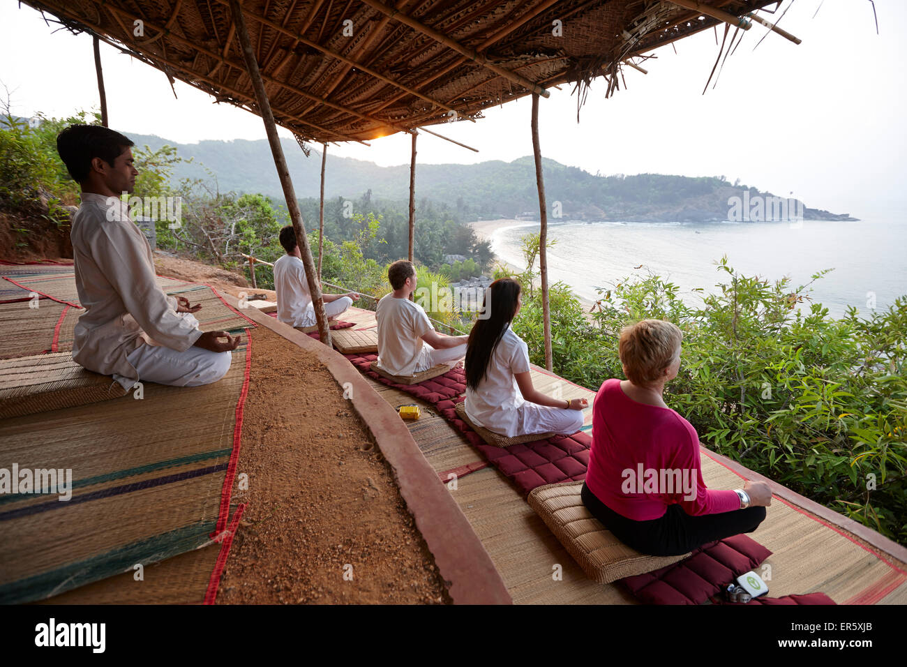 Meditation vor Sonnenaufgang oben Om Beach, Gokarna, Karnataka, Indien Stockfoto