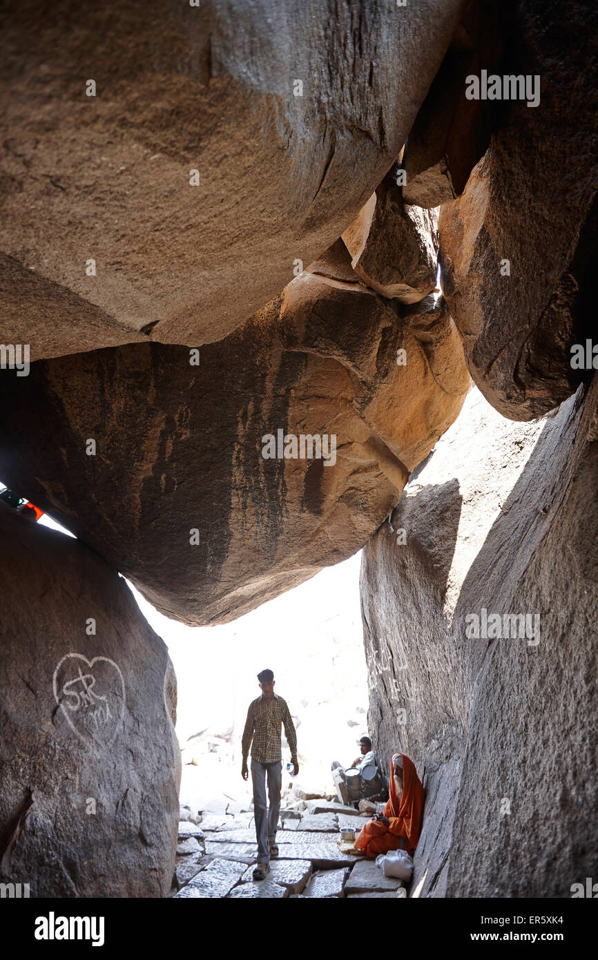 Passway unter Granit Felsen, Achyutaraya Tempel, Hampi, Karnataka, Indien Stockfoto