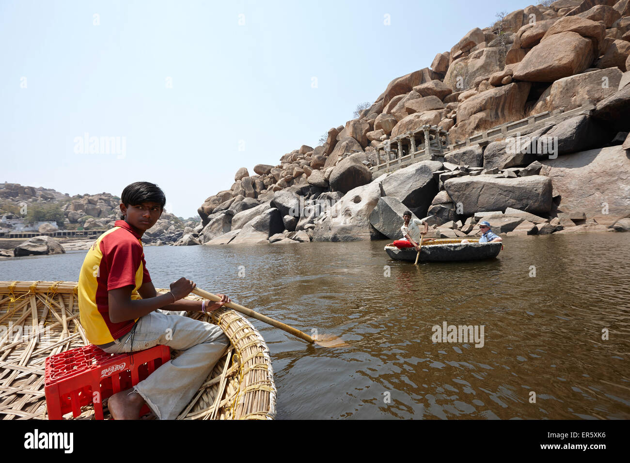 Bootsfahrt in traditionellen runden Coracle Ruderboote, Tungabhadra Fluss, Hampi, Karnataka, Indien Stockfoto