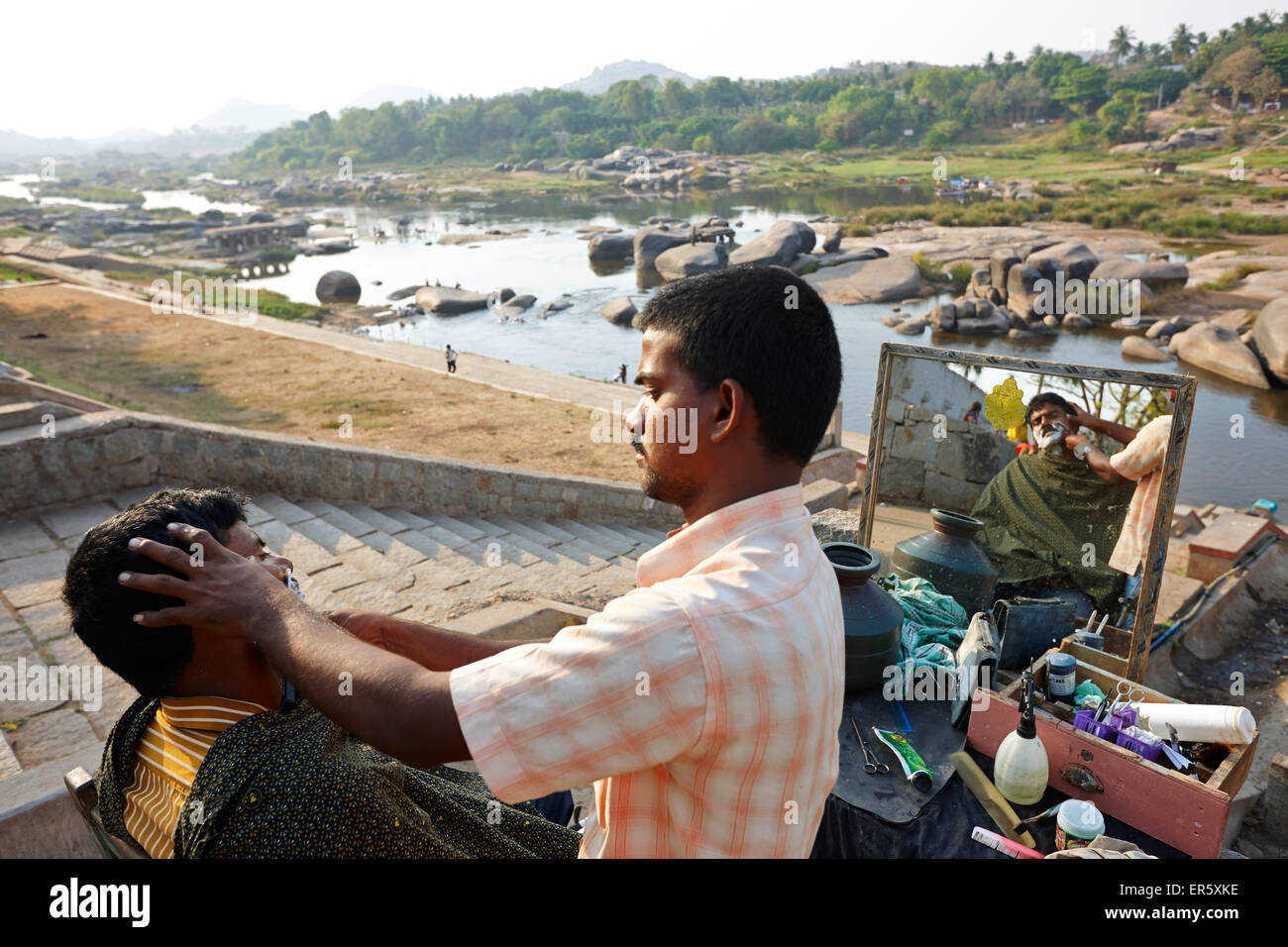Friseur arbeiten über die Tungabhadra Fluss, Hampi, Karnataka, Indien Stockfoto