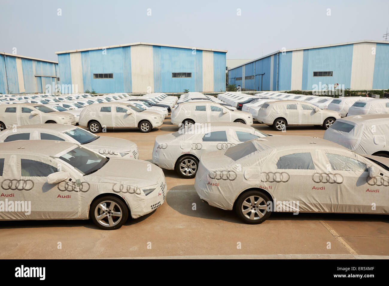 Limousinen bereit für den Versand im Tianjin Hafen von Tianjin, China Stockfoto