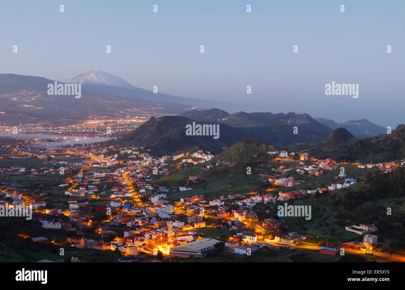 Blick vom Mirador La Jardina, Aussichtspunkt, San Cristobal De La Laguna, Berg Teide mit Schnee, 3718m, das Wahrzeichen der Insel, hig Stockfoto