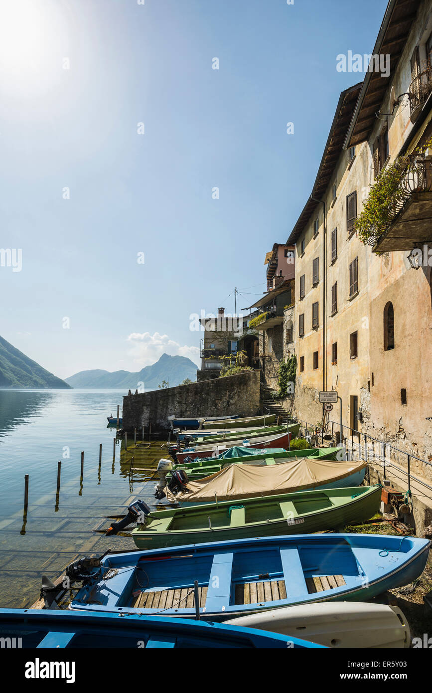 Boote vor Anker in Gandria, Lugano, Lago di Lugano, Kanton Tessin, Schweiz Stockfoto