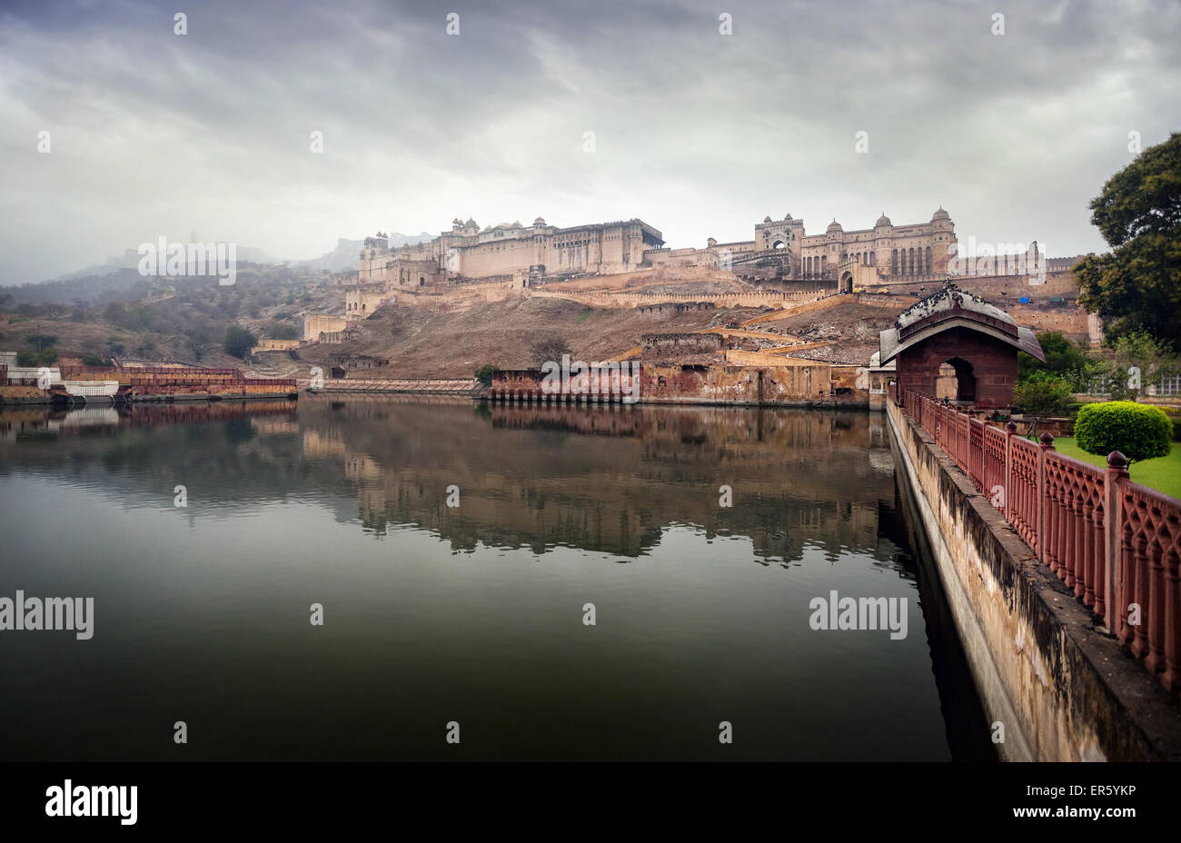 Amber Fort auf dem Hügel bei bedecktem Himmel in Jaipur, Rajasthan, Indien Stockfoto