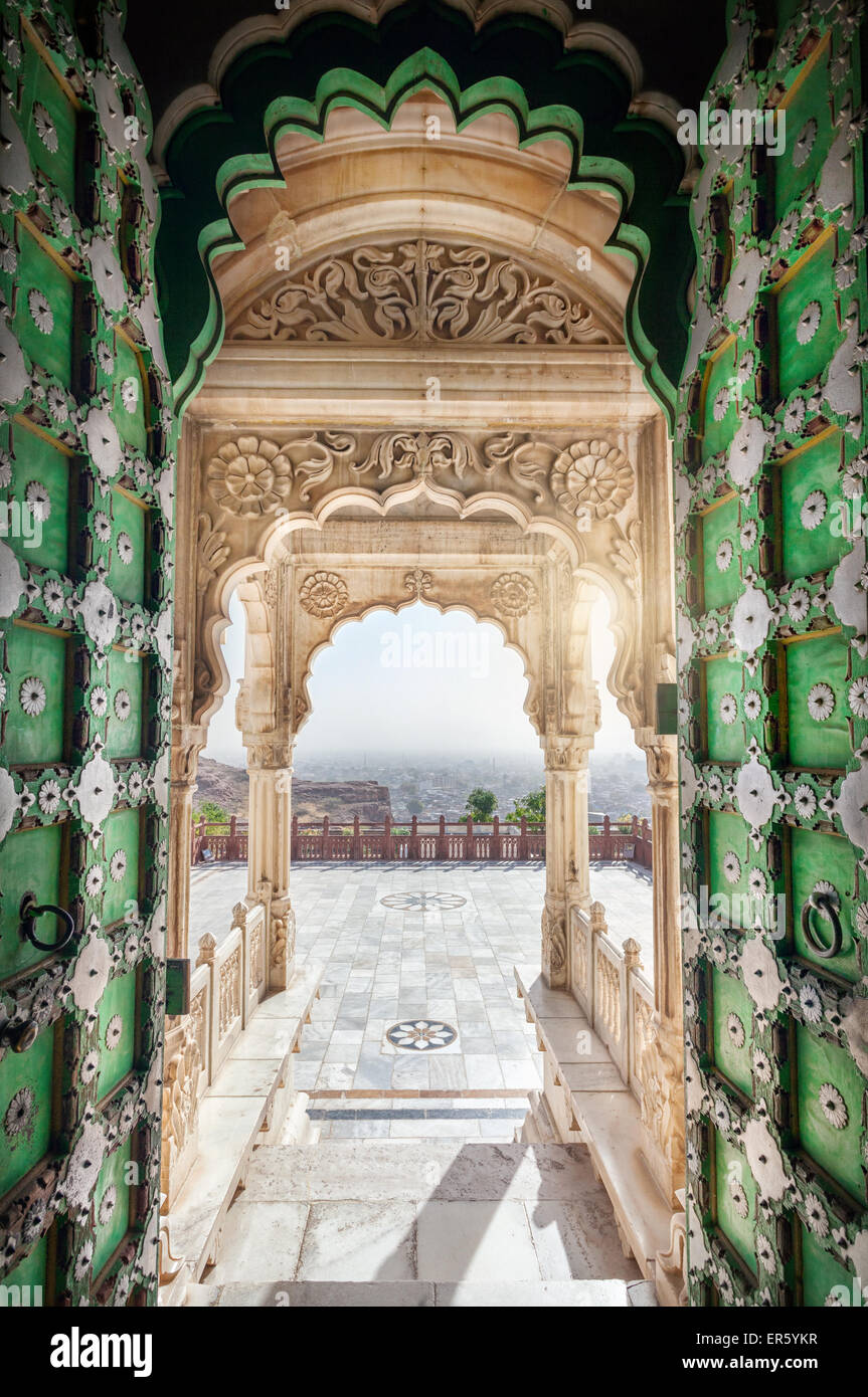 Jaswant Thada Denkmal mit geöffneten grünen Tür mit Blick auf Jodhpur Stadt in Rajasthan, Indien Stockfoto