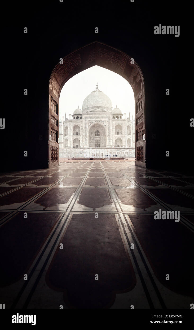 Taj Mahal sehen in schwarzen Bogen Silhouette von der Moschee in Agra, Uttar Pradesh, Indien Stockfoto