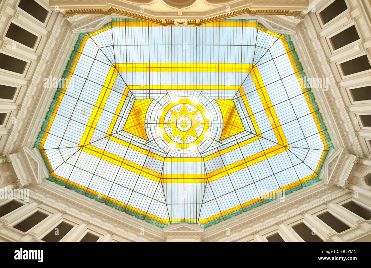 Decke aus Buntglas des Auditoriums, Politechnika Warszawska, University of Technology, Warschau Stockfoto