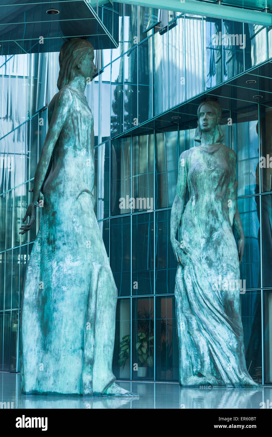 Polnische Supreme Court Gebäude mit lebensgroßen weiblichen Statuen außerhalb der modernen Glasfassade, Warschau, Polen, Europa Stockfoto