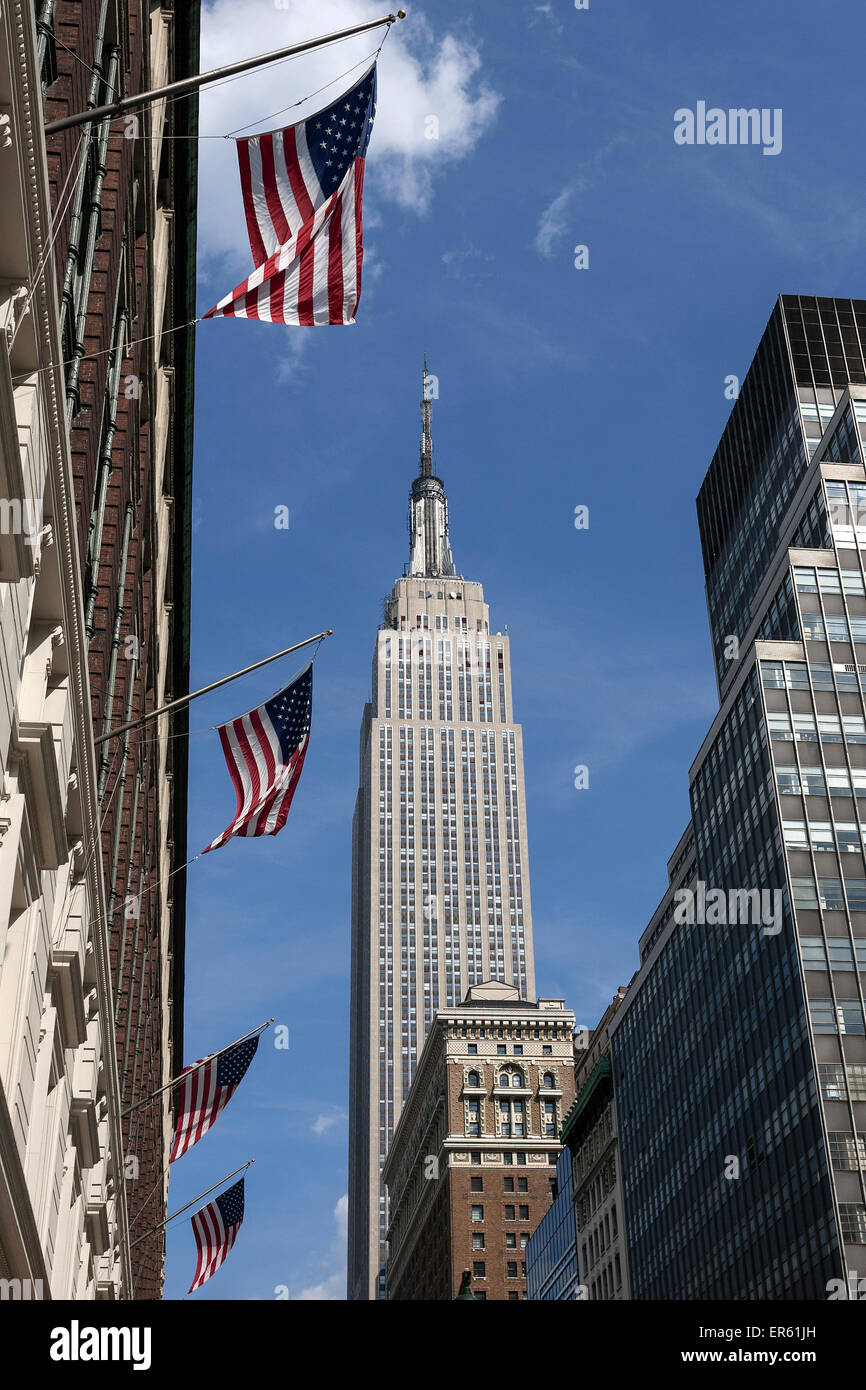 Empire State Building, US-Flaggen auf ein Gebäude, Manhattan, New York, USA Stockfoto