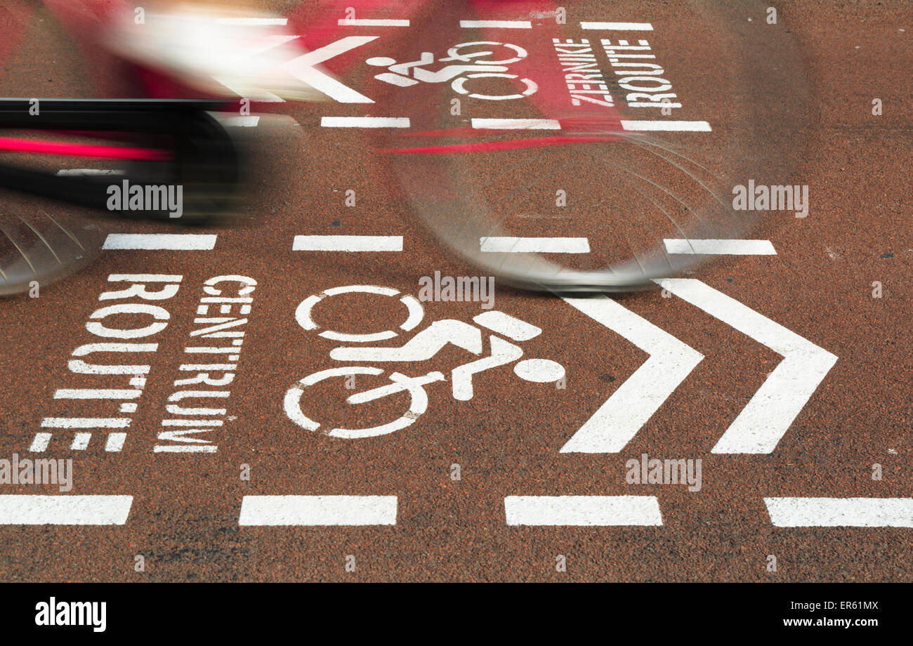Radfahren über ein Fahrrad-Zeichen für die Innenstadt auf einem Fahrradweg. Stockfoto