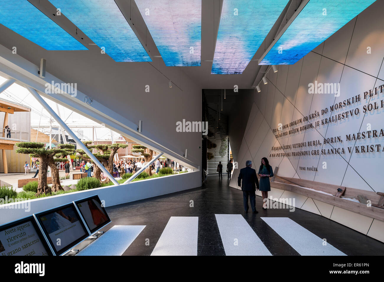 Unter dem Motto Ausstellungsraum mit Blick durch Fenster Mailand Expo 2015 Slowenien Pavillon Mailand Italien Architekt SoNo Arhitekti 20 Stockfoto