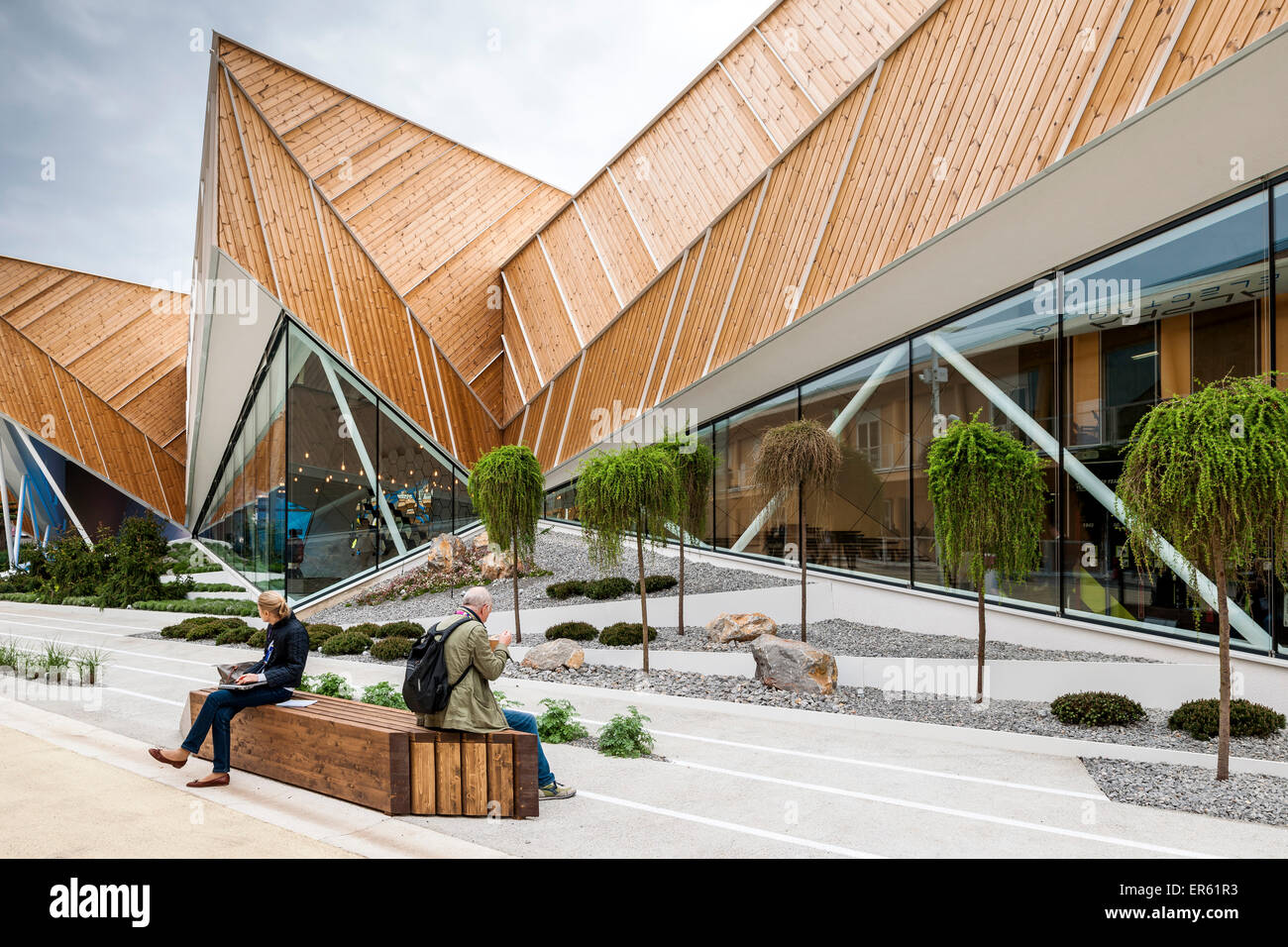 Eckige Außenfassade und Landschaftsbau Mailand Expo 2015 Slowenien Pavillon Mailand Italien Architekt SoNo Arhitekti 2015. Stockfoto