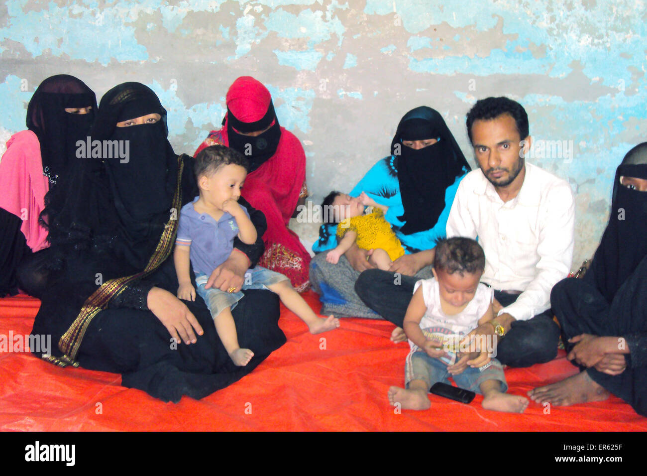Mogadischu Somalia 25 Mai 2015 Fahad Salah Sitzt Mit Seiner Frau Und Drei Kinder Auf Eine Plastikplane Auf Dem Boden Auf Dem Die Familie In Mogadischu Somalia 25 Mai 2015 Geschlafen Hatte