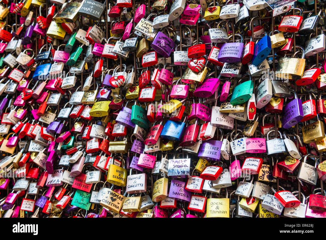 Viele bunte Liebe Vorhängeschlösser an der Wand von Julias Haus Verona, Verona, Italien Stockfoto