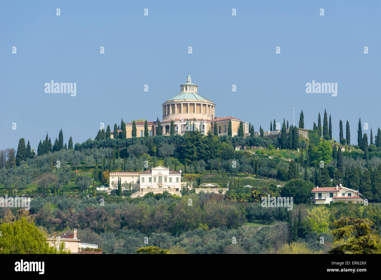 Das La Madonna di Lourdes Kirche auf einem Hügel über der Stadt, Verona, Italien Stockfoto