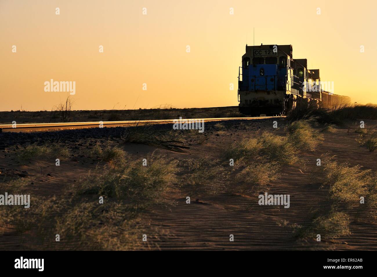 Bahn durch die Wüste für den Transport von Eisenerz aus M'Haoudat in Nouadhibou port, Dakhlet Nouadhibou region Stockfoto