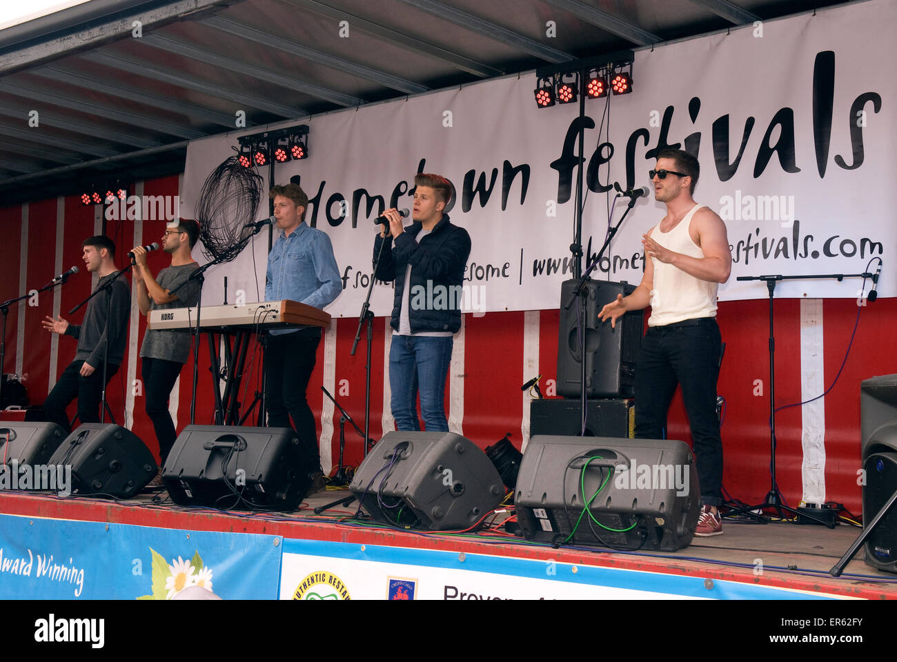 UK-Pop-band The Harbour erklingt in Petersfield Spring Festival, The Square, Petersfield, Hampshire, UK. Stockfoto