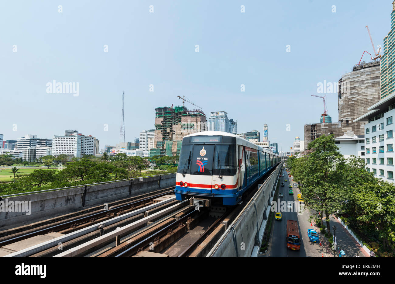 BTS Skytrain, Bangkok Mass Transit System, Zug zwischen Wolkenkratzern, Bangkok, Thailand, Asien Stockfoto