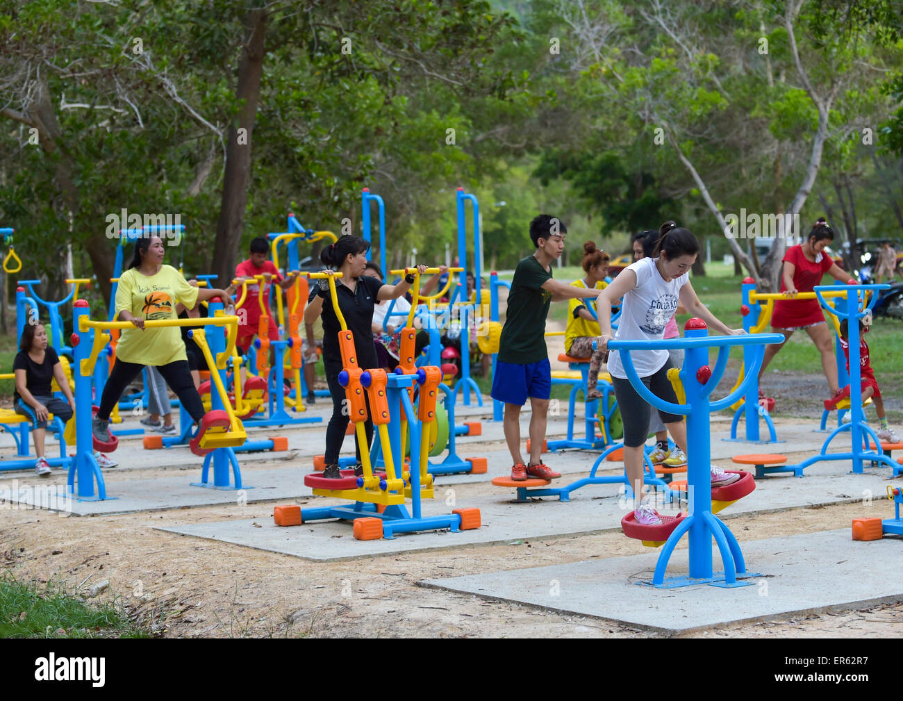Hobbysportler, die Ausbildung auf Open-Air-Fitness-Geräte, Lamai, Koh Samui, Thailand Stockfoto