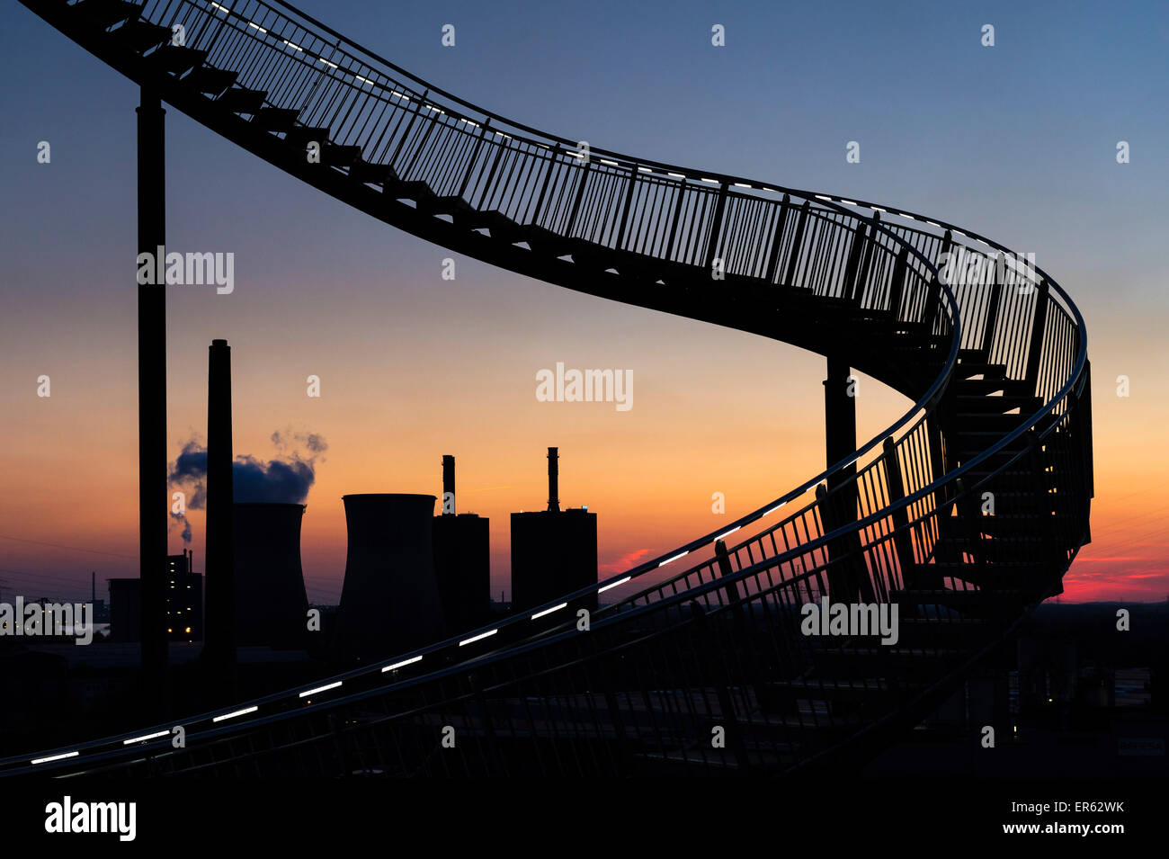 Kraftwerk mit Teil der Tiger und Schildkröte Skulptur bei Sonnenuntergang, Duisburg, Ruhrgebiet, Nordrhein-Westfalen, Deutschland Stockfoto