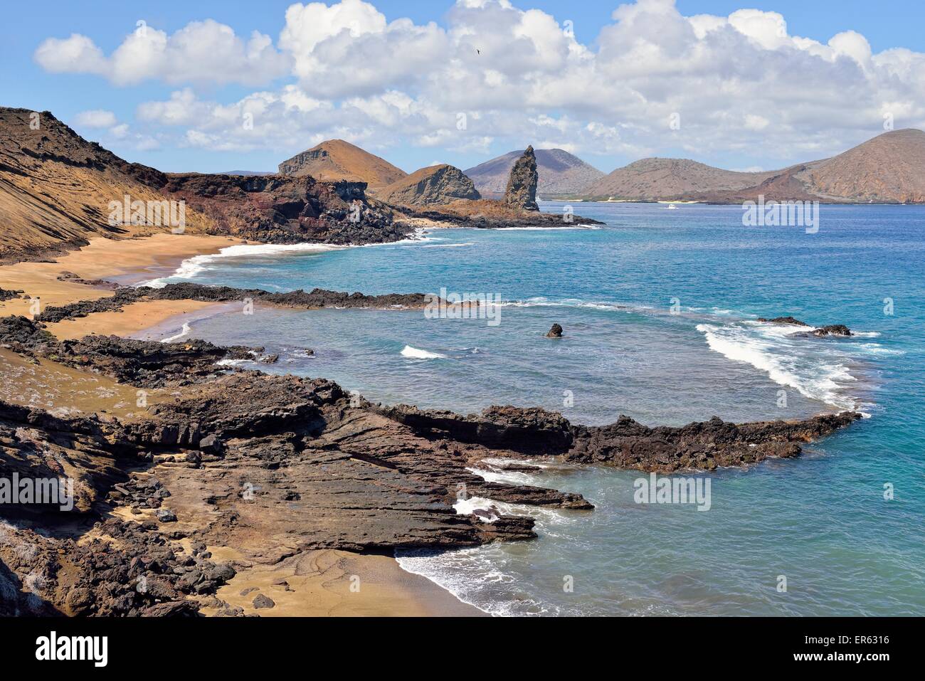 Lava-Küste mit Pinnacle Rock, Bartolome Insel, Provinz Galapagos, Galapagos-Inseln, Ecuador Stockfoto