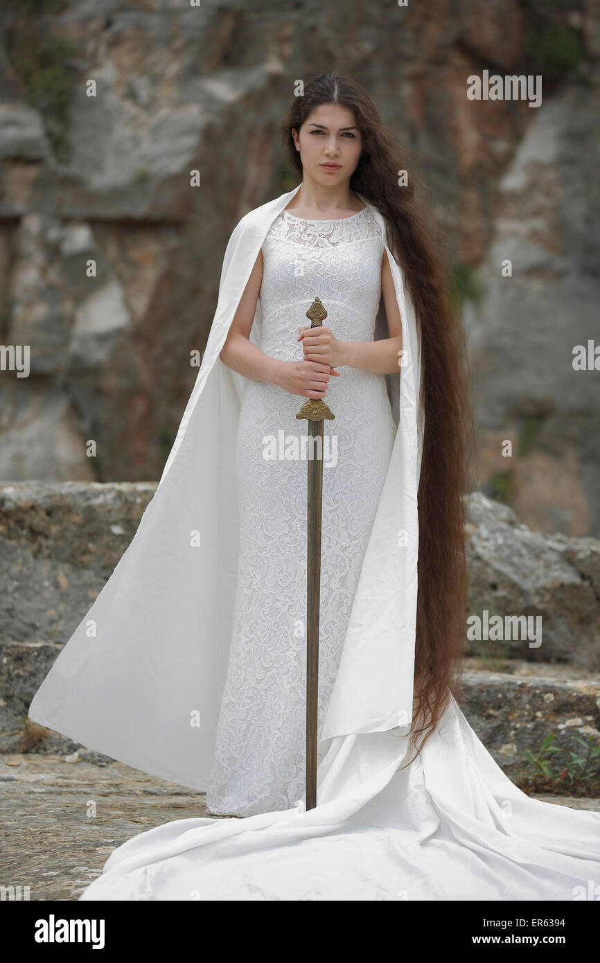Reminiszenz an Joan of Arc, Jeanne d ' Arc, junge Frau in einem weißen Kleid mit einem Schwert Stockfoto