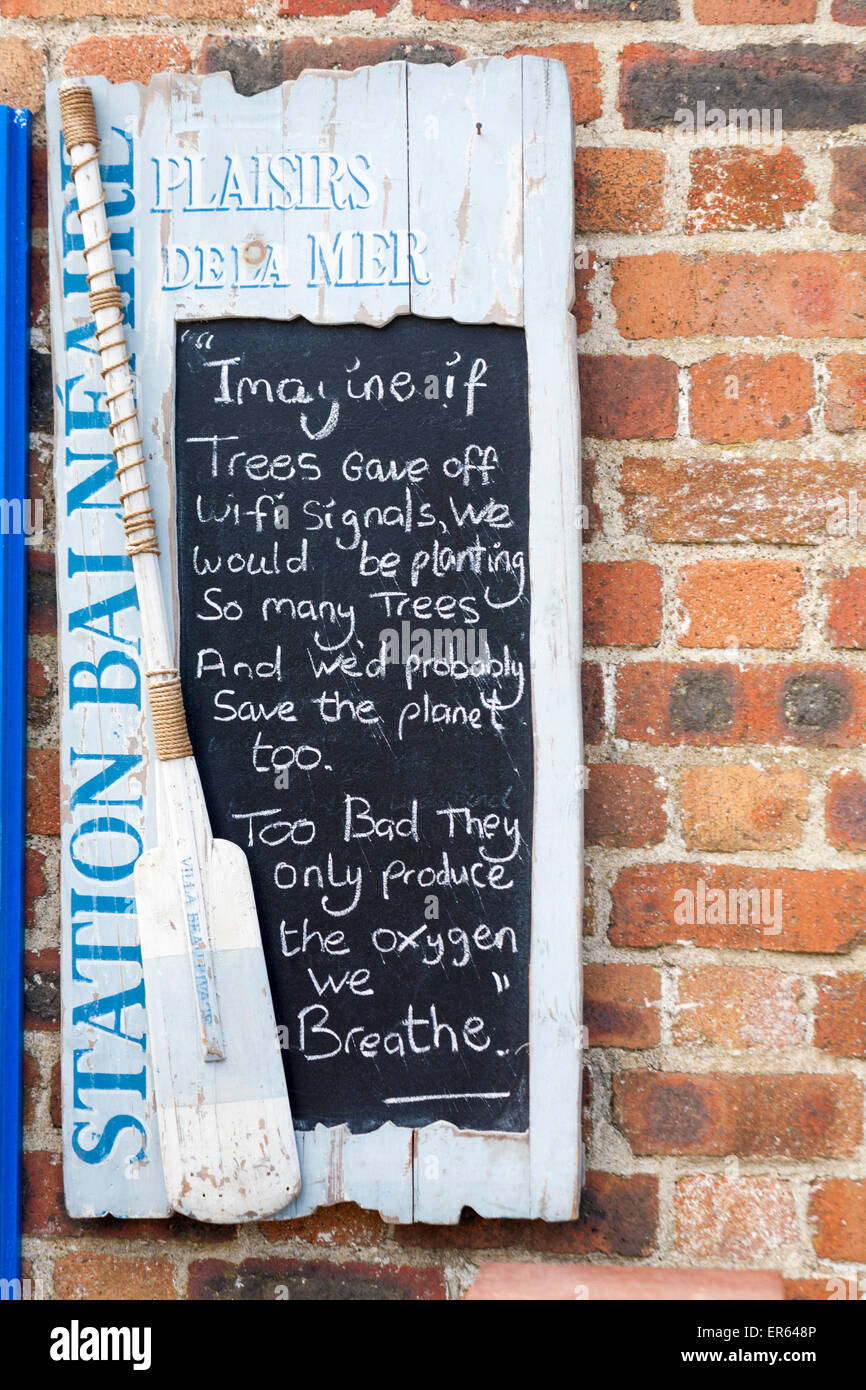 Interessante sagen auf Tafel am Porthclais in der Nähe von St Davids, Pembrokeshire Coast National Park, Wales im Mai Stockfoto