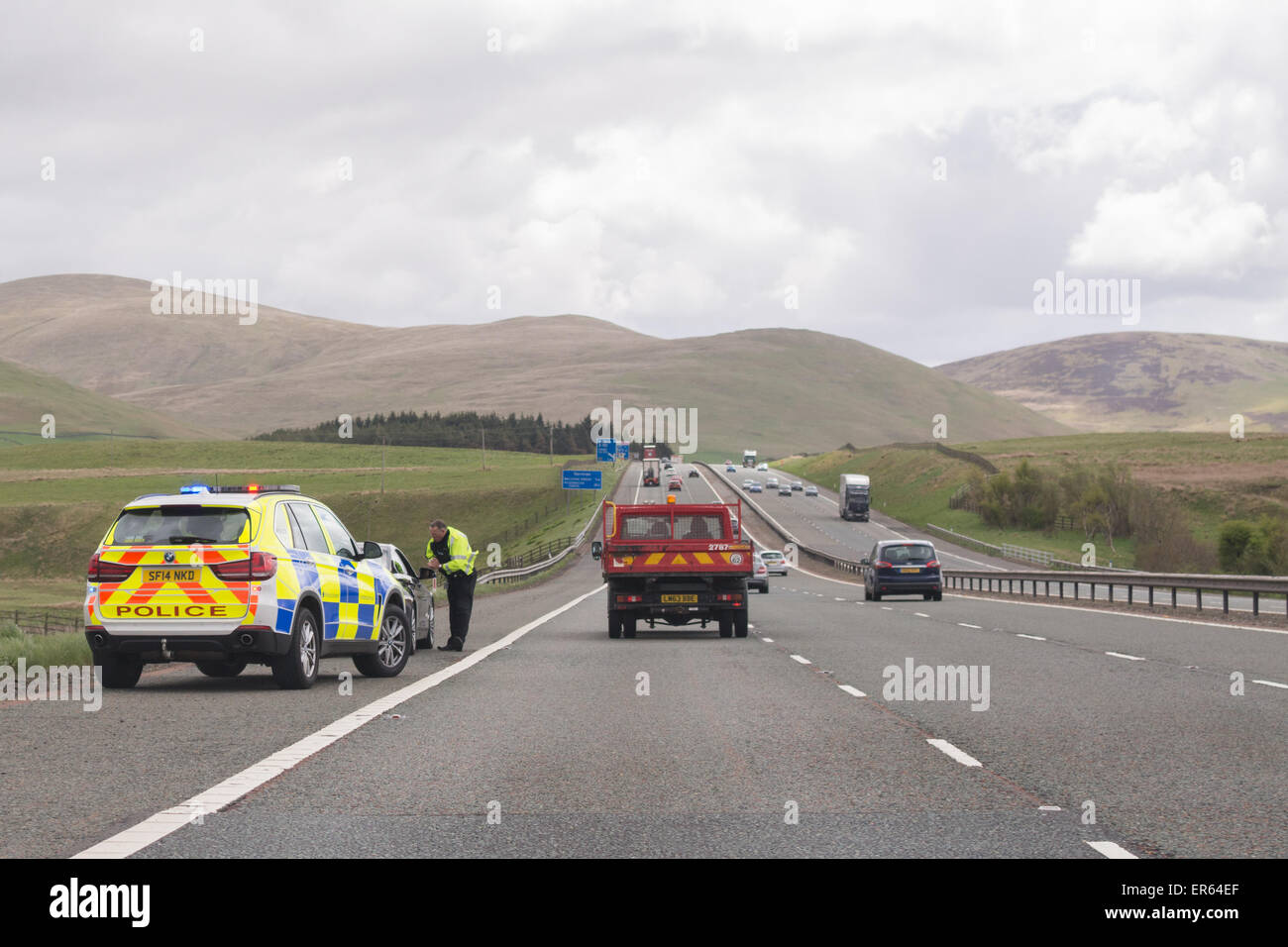 Autofahrer von südlicher Richtung M74 Autobahn angehalten, von Polizisten im Streifenwagen - Schottland, UK Stockfoto