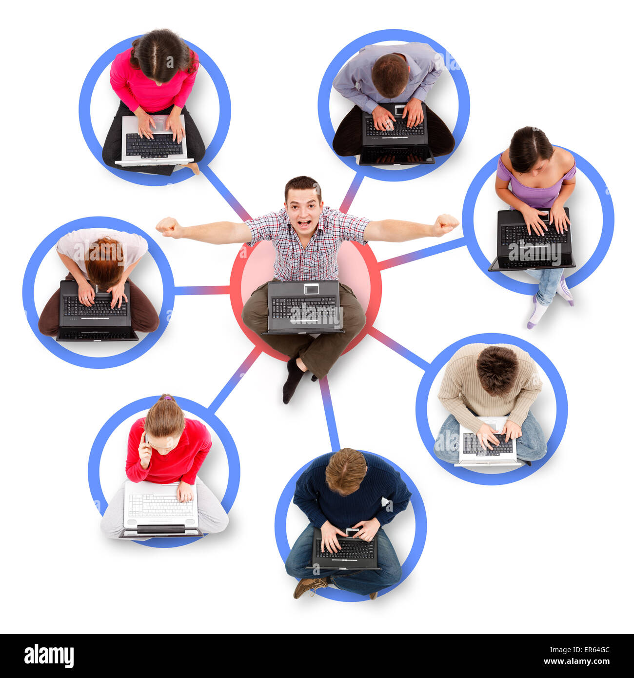 Soziales Netzwerk-Mitglieder sitzen mit ihren Laptops um ein erfolgreicher, glücklicher Mann Stockfoto