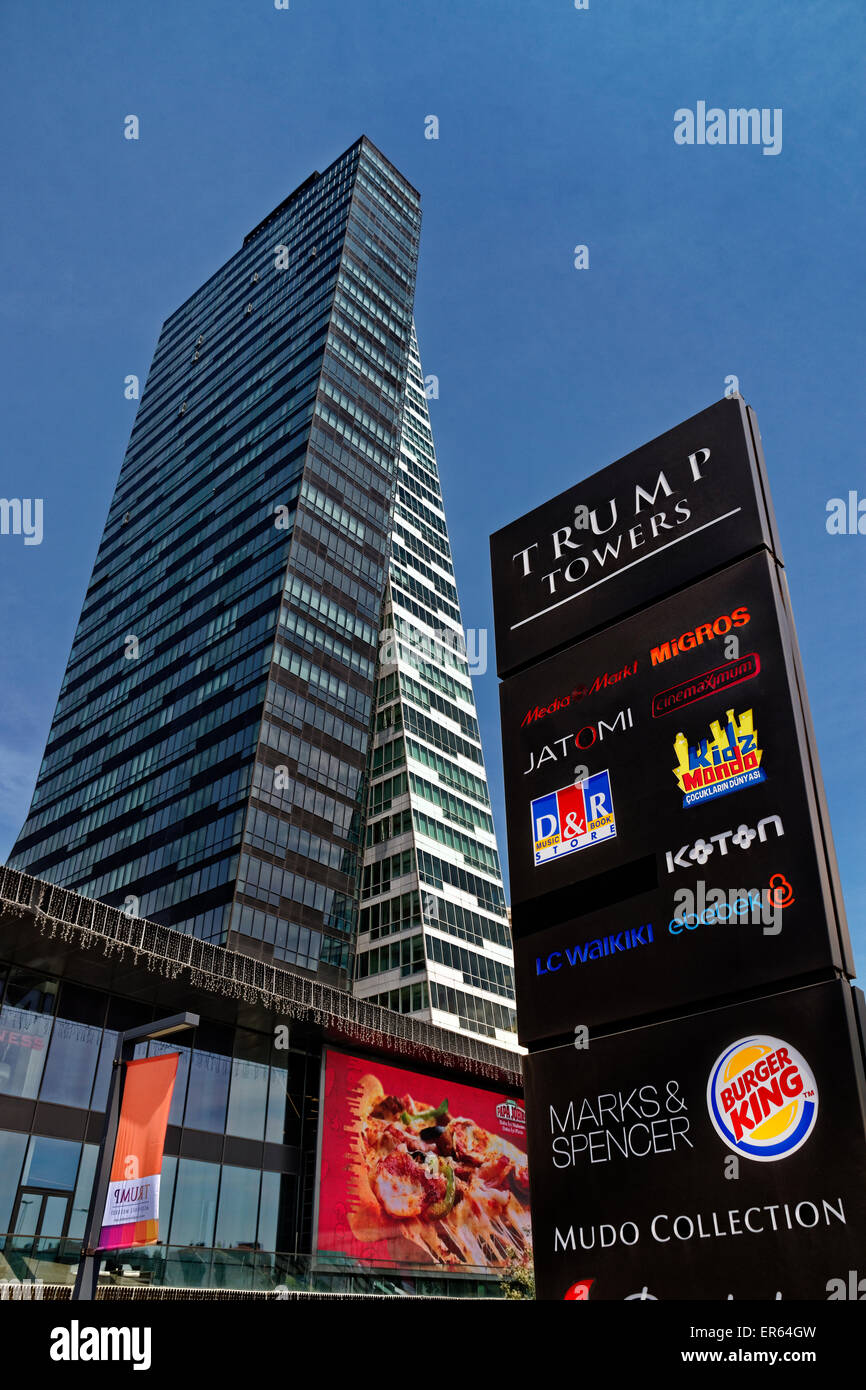 Trump Towers, Sisli, Istanbul, Türkei mit Retail Center Totem im Vordergrund Stockfoto